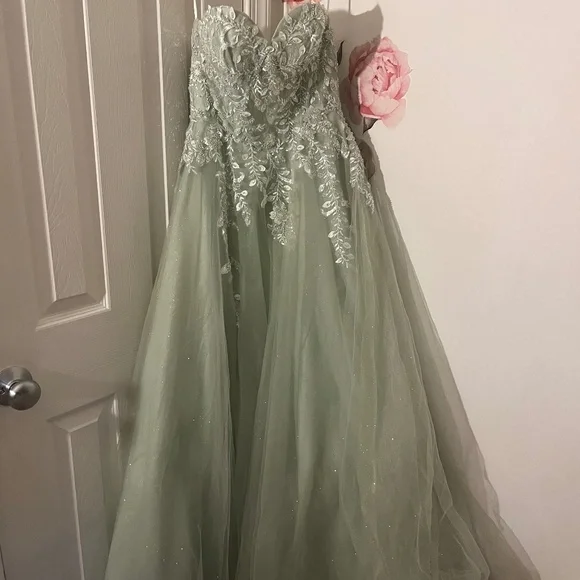Green prom dress! - Picture 1 of 5